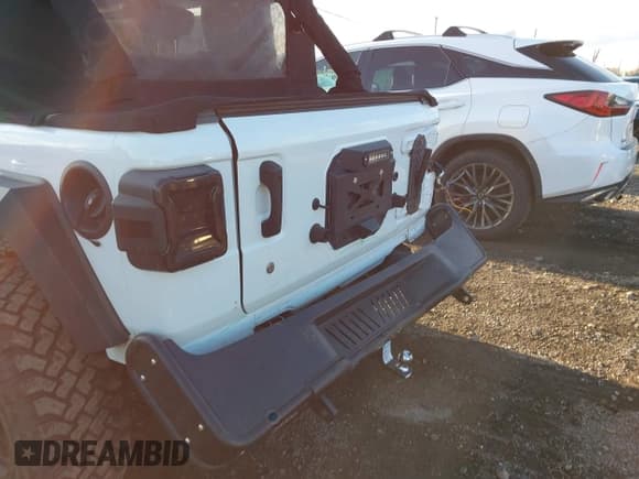 ✅ 2018 Jeep Wrangler Unlimited Sport S • VIN: 1C4HJXDGXJW169411 • Lot: 43741646. Wystawiony na IAAI z przebiegiem 97 530 mil. Bezpłatny archiwum sprzedaży aukcyjnych z USA i szczegółowy raport historii pojazdu na DreamBid. Zdjęcie 17.
