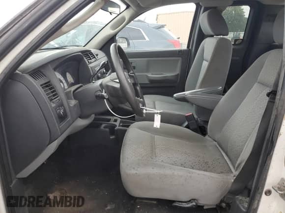 2008 Dodge Dakota ST z VIN 1D7HW22K88S628759, wystawiony jako Copart lot #80499065 z przebiegiem 153 178 mil mil oraz Czysty tytuł • Clean title. Historia ofert i sprzedaży dostępna na DreamBid. Obrazek 7.