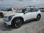 ✅ 2024 Kia EV9 Land • VIN: KNDADFS50R6034423 • Lot: 45447905. Wystawiony na Copart z przebiegiem 7 061 mil. Bezpłatny archiwum sprzedaży aukcyjnych z USA i szczegółowy raport historii pojazdu na DreamBid. Zdjęcie 1.