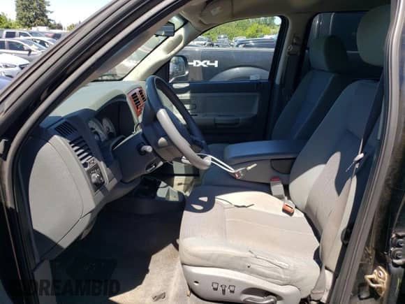 2005 Dodge Dakota SLT z VIN 1D7HW48N05S252860, wystawiony jako Copart lot #60751084 z przebiegiem 135 514 mil mil oraz Szkoda całkowita • Salvage title. Historia ofert i sprzedaży dostępna na DreamBid. Obrazek 7.