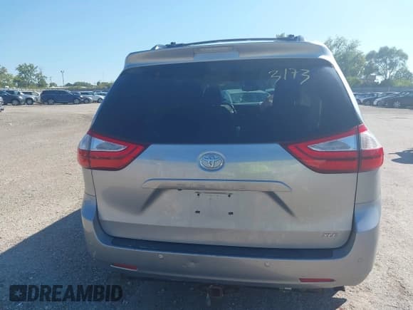 ✅ 2017 Toyota Sienna XLE • VIN: 5TDYZ3DC3HS876505 • Lot: 43213173. Wystawiony na IAAI z przebiegiem 143 734 mil. Bezpłatny archiwum sprzedaży aukcyjnych z USA i szczegółowy raport historii pojazdu na DreamBid. Zdjęcie 17.