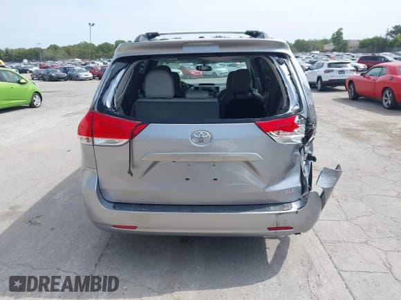 ✅ 2012 Toyota Sienna XLE AAS • VIN: 5TDYK3DC3CS246416 • Лот: 43163250. Опубликован ранее на IAAI с пробегом 120 618 миль. Бесплатный доступ к архиву аукционных продаж из США и подробный отчёт об истории автомобиля на DreamBid. Изображение 17.