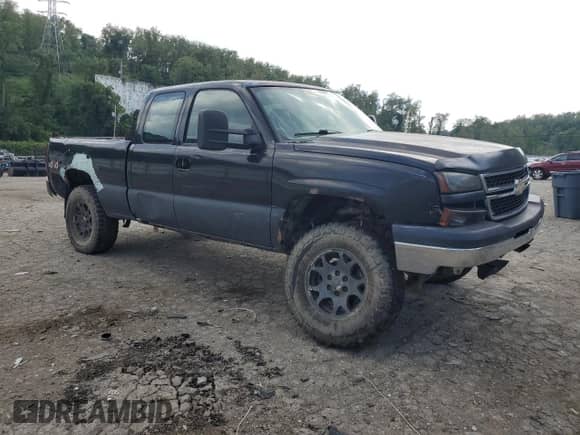 2006 Chevrolet Silverado 1500 LS z VIN 1GCEK19V36Z193687, wystawiony jako Copart lot #66843104 z przebiegiem 202 432 mil mil oraz Czysty tytuł • Clean title. Historia ofert i sprzedaży dostępna na DreamBid. Obrazek 4.