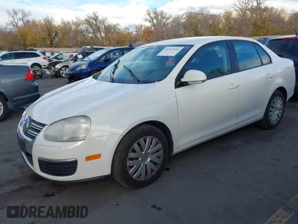 ✅ 2010 Volkswagen Jetta S • VIN: 3VWJX7AJ3AM003616 • Лот: 43747102. Опубликован ранее на IAAI с пробегом 186 283 миль. Бесплатный доступ к архиву аукционных продаж из США и подробный отчёт об истории автомобиля на DreamBid. Изображение 2.