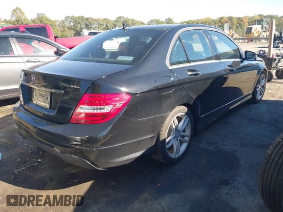 ✅ 2013 Mercedes-Benz C 250 Sport • VIN: WDDGF4HB7DR273292 • Lot: 43475525. Wystawiony na IAAI z przebiegiem 131 777 mil. Bezpłatny archiwum sprzedaży aukcyjnych z USA i szczegółowy raport historii pojazdu na DreamBid. Zdjęcie 4.