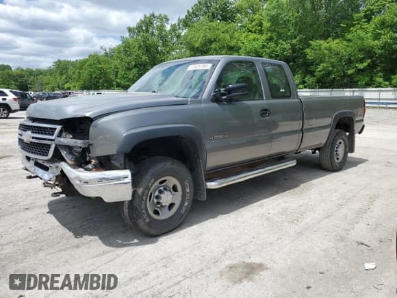 ✅ 2006 Chevrolet Silverado 2500HD Work Truck • VIN: 1GCHK29U56E162409 • Lot: 57626185. Wystawiony na Copart z przebiegiem 147 922 mil. Bezpłatny archiwum sprzedaży aukcyjnych z USA i szczegółowy raport historii pojazdu na DreamBid. Zdjęcie 1.