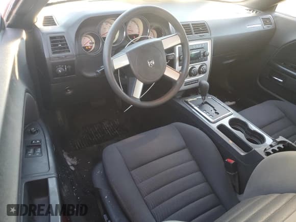 ✅ 2010 Dodge Challenger SE • VIN: 2B3CJ4DV1AH199551 • Lot: 88720235. Wystawiony na Copart z przebiegiem 58 664 mil. Bezpłatny archiwum sprzedaży aukcyjnych z USA i szczegółowy raport historii pojazdu na DreamBid. Zdjęcie 8.