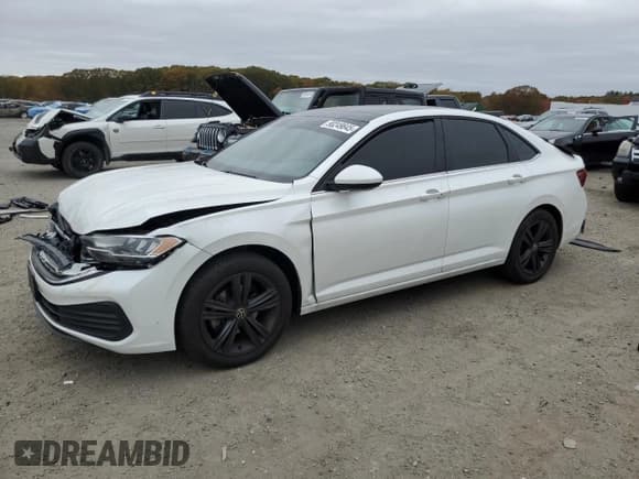 ✅ 2024 Volkswagen Jetta SE • VIN: 3VW7M7BUXRM012420 • Lot: 90249845. Listed on Copart with 42,934 mi. Free auction sales archive from the USA and detailed vehicle history report at DreamBid. Image 1.