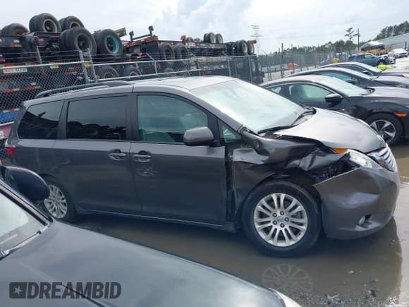 ✅ 2017 Toyota Sienna XLE Auto Access Seat • VIN: 5TDYZ3DC0HS814303 • Lot: 42358222. Listed on IAAI with 89,720 mi. Free auction sales archive from the USA and detailed vehicle history report at DreamBid. Image 13.