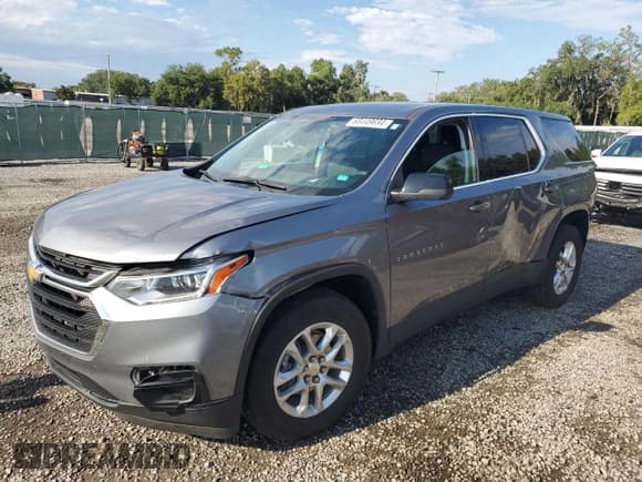 ✅ 2021 Chevrolet Traverse LS • VIN: 1GNERFKW4MJ174791 • Lot: 68449694. Wystawiony na Copart z przebiegiem 83 134 mil. Bezpłatny archiwum sprzedaży aukcyjnych z USA i szczegółowy raport historii pojazdu na DreamBid. Zdjęcie 1.