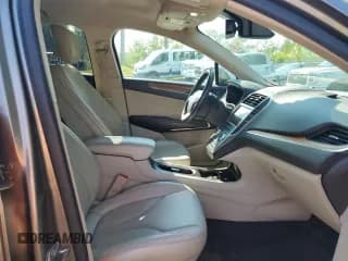 ✅ 2017 Lincoln MKC Select • VIN: 5LMCJ2D98HUL57289 • Lot: 80944775. Listed on Copart with 87,570 mi. Free auction sales archive from the USA and detailed vehicle history report at DreamBid. Image 5.