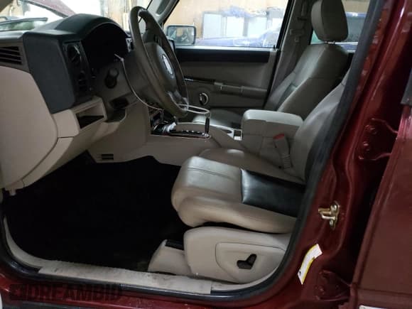 ✅ 2007 Jeep Commander Limited • VIN: 1J8HG58P37C591603 • Лот: 88467565. Опубликован ранее на Copart с пробегом 127 139 миль. Бесплатный доступ к архиву аукционных продаж из США и подробный отчёт об истории автомобиля на DreamBid. Изображение 7.