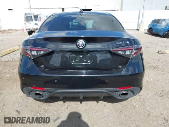 ✅ 2018 Alfa Romeo Giulia • VIN: ZARFAEBNXJ7566291 • Лот: 43626165. Опубликован ранее на IAAI с пробегом 109 746 миль. Бесплатный доступ к архиву аукционных продаж из США и подробный отчёт об истории автомобиля на DreamBid. Изображение 17.