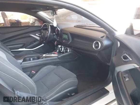 ✅ 2018 Chevrolet Camaro 1LT • VIN: 1G1FB1RX6J0115805 • Lot: 42842290. Wystawiony na IAAI z przebiegiem 95 721 mil. Bezpłatny archiwum sprzedaży aukcyjnych z USA i szczegółowy raport historii pojazdu na DreamBid. Zdjęcie 5.