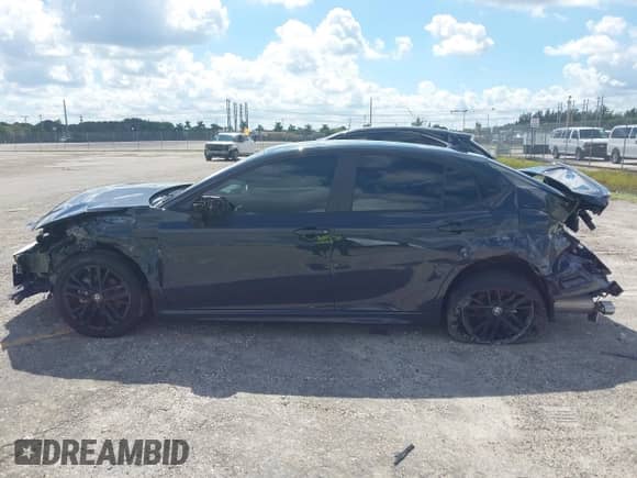 2025 Toyota Camry LE z VIN 4T1DAACK2SU117877, wystawiony jako IAAI lot #42668305 z przebiegiem 9 001 mil mil oraz . Historia ofert i sprzedaży dostępna na DreamBid. Obrazek 14.