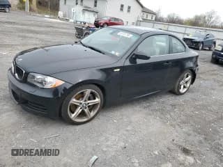 ✅ 2009 BMW 1 Series 135i • VIN: WBAUC73519VK79934 • Лот: 50781795. Опубликован ранее на Copart с пробегом 96 817 миль. Бесплатный доступ к архиву аукционных продаж из США и подробный отчёт об истории автомобиля на DreamBid. Изображение 1.