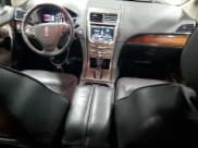 ✅ 2012 Lincoln MKX • VIN: 2LMDJ8JK2CBL17813 • Лот: 85572835. Опубликован ранее на Copart с пробегом 135 031 миль. Бесплатный доступ к архиву аукционных продаж из США и подробный отчёт об истории автомобиля на DreamBid. Изображение 8.