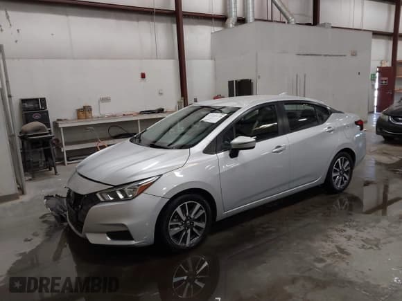 ✅ 2021 Nissan Versa SV • VIN: 3N1CN8EVXML868021 • Lot: 43240178. Wystawiony na IAAI z przebiegiem 77 112 mil. Bezpłatny archiwum sprzedaży aukcyjnych z USA i szczegółowy raport historii pojazdu na DreamBid. Zdjęcie 2.