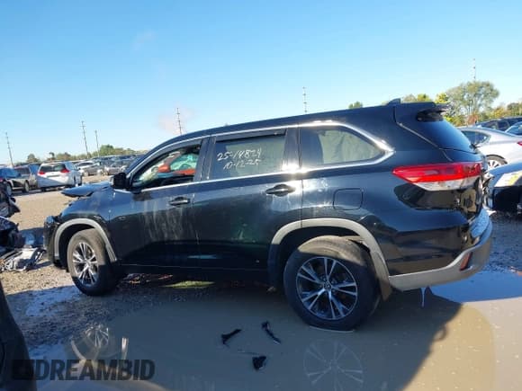 ✅ 2018 Toyota Highlander LE Plus • VIN: 5TDBZRFH9JS900636 • Lot: 43491152. Listed on IAAI with 81,301 mi. Free auction sales archive from the USA and detailed vehicle history report at DreamBid. Image 15.