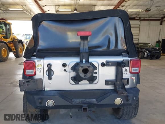 ✅ 2017 Jeep Wrangler Unlimited Rubicon Recon • VIN: 1C4HJWFGXHL585185 • Lot: 42864454. Wystawiony na IAAI z przebiegiem 82 867 mil. Bezpłatny archiwum sprzedaży aukcyjnych z USA i szczegółowy raport historii pojazdu na DreamBid. Zdjęcie 16.