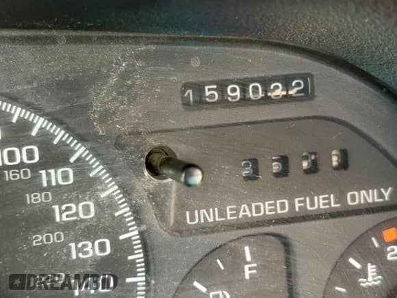 1995 Chevrolet Camaro Z28 z VIN 2G1FP22P0S2185091, wystawiony jako Copart lot #47661355 z przebiegiem 159 032 mil mil oraz Czysty tytuł • Clean title. Historia ofert i sprzedaży dostępna na DreamBid. Obrazek 8.