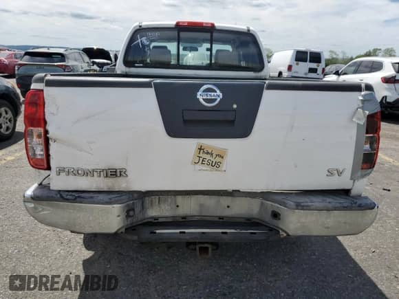 2011 Nissan Frontier SV z VIN 1N6AD0CU7BC435877, wystawiony jako Copart lot #57132265 z przebiegiem 141 862 mil mil oraz Czysty tytuł • Clean title. Historia ofert i sprzedaży dostępna na DreamBid. Obrazek 6.