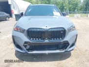 ✅ 2024 BMW X1 • VIN: WBX13EF04R5X70933 • Lot: 42491042. Wystawiony na IAAI z przebiegiem 21 308 mil. Bezpłatny archiwum sprzedaży aukcyjnych z USA i szczegółowy raport historii pojazdu na DreamBid. Zdjęcie 17.