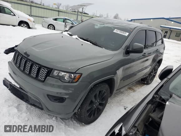 ✅ 2020 Jeep Grand Cherokee Laredo • VIN: 1C4RJFAG8LC207838 • Лот: 44195065. Опубликован ранее на Copart с пробегом 57 152 миль. Бесплатный доступ к архиву аукционных продаж из США и подробный отчёт об истории автомобиля на DreamBid. Изображение 1.