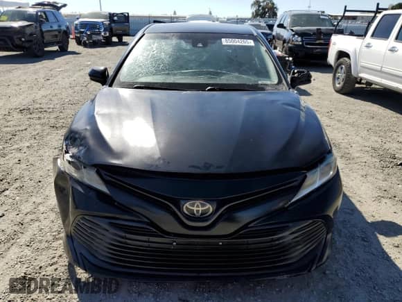 2019 Toyota Camry LE z VIN 4T1B11HK1KU250470, wystawiony jako Copart lot #85004265 z przebiegiem 132 733 mil mil oraz Czysty tytuł • Clean title. Historia ofert i sprzedaży dostępna na DreamBid. Obrazek 5.