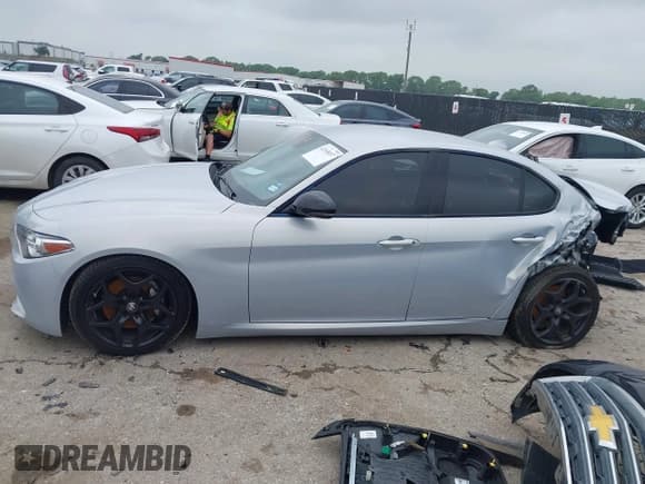 ✅ 2021 Alfa Romeo Giulia • VIN: ZARFAMAN6M7645490 • Lot: 42165037. Listed on IAAI with 57,701 mi. Free auction sales archive from the USA and detailed vehicle history report at DreamBid. Image 14.