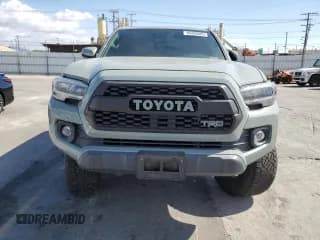 ✅ 2022 Toyota Tacoma TRD Off Road • VIN: 3TMCZ5AN8NM464636 • Lot: 85200685. Wystawiony na Copart z przebiegiem 135 984 mil. Bezpłatny archiwum sprzedaży aukcyjnych z USA i szczegółowy raport historii pojazdu na DreamBid. Zdjęcie 5.