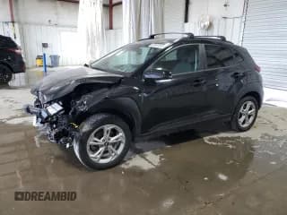 ✅ 2022 Hyundai Kona SEL • VIN: KM8K6CAB4NU831053 • Лот: 82601815. Опубликован ранее на Copart с пробегом 24 612 миль. Бесплатный доступ к архиву аукционных продаж из США и подробный отчёт об истории автомобиля на DreamBid. Изображение 1.