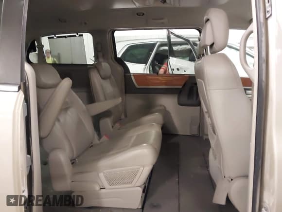 ✅ 2010 Chrysler Town & Country Limited • VIN: 2A4RR7DX5AR386462 • Lot: 41781713. Wystawiony na IAAI z przebiegiem 183 091 mil. Bezpłatny archiwum sprzedaży aukcyjnych z USA i szczegółowy raport historii pojazdu na DreamBid. Zdjęcie 8.