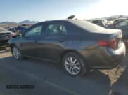 ✅ 2010 Toyota Corolla • VIN: 2T1BU4EE1AC363990 • Lot: 52001595. Wystawiony na Copart z przebiegiem 244 000 mil. Bezpłatny archiwum sprzedaży aukcyjnych z USA i szczegółowy raport historii pojazdu na DreamBid. Zdjęcie 2.