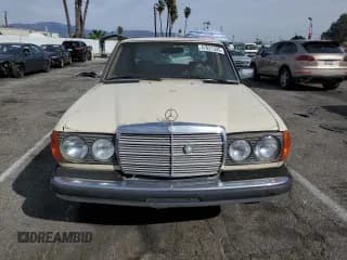 ✅ 1982 Mercedes-Benz 240 • VIN: WDBAB23AXCB357241 • Lot: 47021335. Wystawiony na Copart z przebiegiem 227 493 mil. Bezpłatny archiwum sprzedaży aukcyjnych z USA i szczegółowy raport historii pojazdu na DreamBid. Zdjęcie 5.