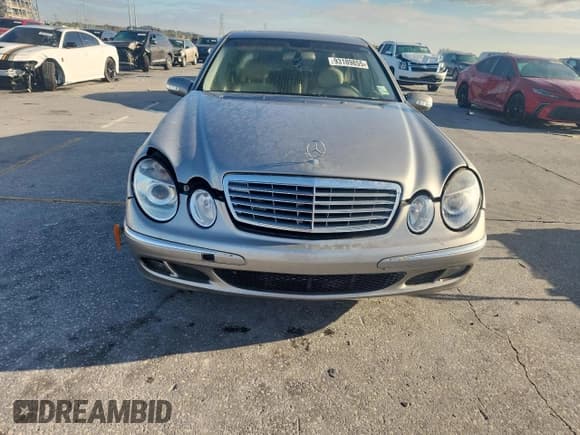 ✅ 2005 Mercedes-Benz E 500 • VIN: WDBUF70J35A691235 • Lot: 93189855. Wystawiony na Copart z przebiegiem 164 055 mil. Bezpłatny archiwum sprzedaży aukcyjnych z USA i szczegółowy raport historii pojazdu na DreamBid. Zdjęcie 5.