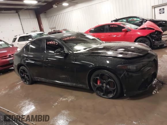 ✅ 2018 Alfa Romeo Giulia Ti Sport • VIN: ZARFAEEN8J7597597 • Лот: 41463527. Опубликован ранее на IAAI с пробегом 47 051 миль. Бесплатный доступ к архиву аукционных продаж из США и подробный отчёт об истории автомобиля на DreamBid. Изображение 13.