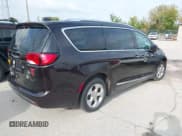 ✅ 2017 Chrysler Pacifica Touring L Plus • VIN: 2C4RC1EG9HR660761 • Lot: 43105196. Wystawiony na IAAI z przebiegiem 92 578 mil. Bezpłatny archiwum sprzedaży aukcyjnych z USA i szczegółowy raport historii pojazdu na DreamBid. Zdjęcie 4.