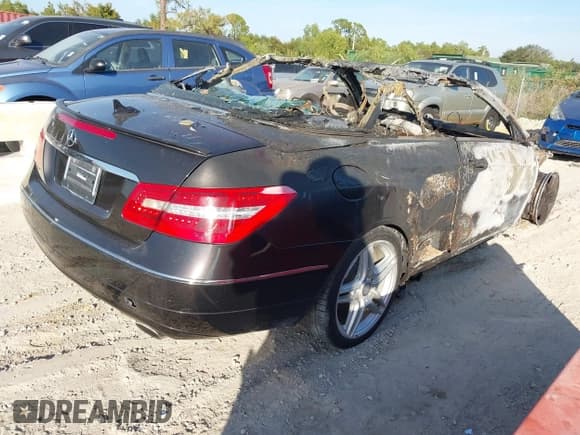 ✅ 2013 Mercedes-Benz E 350 • VIN: WDDKK5KF6DF191143 • Lot: 43736285. Wystawiony na IAAI z przebiegiem Nie podano. Bezpłatny archiwum sprzedaży aukcyjnych z USA i szczegółowy raport historii pojazdu na DreamBid. Zdjęcie 4.