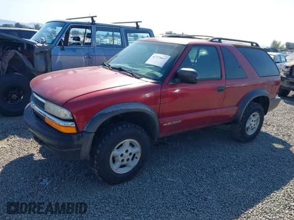 1999 Chevrolet Blazer LS z VIN 1GNCT18W6XK240758, wystawiony jako IAAI lot #42729667 z przebiegiem Nie podano mil oraz . Historia ofert i sprzedaży dostępna na DreamBid. Obrazek 2.