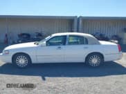 ✅ 2003 Lincoln Town Car Executive • VIN: 1LNHM81W73Y661342 • Lot: 43358303. Wystawiony na IAAI z przebiegiem 168 891 mil. Bezpłatny archiwum sprzedaży aukcyjnych z USA i szczegółowy raport historii pojazdu na DreamBid. Zdjęcie 14.