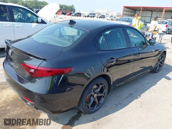 ✅ 2017 Alfa Romeo Giulia Ti • VIN: ZARFAEEN9H7562237 • Lot: 42843384. Listed on IAAI with 51,682 mi. Free auction sales archive from the USA and detailed vehicle history report at DreamBid. Image 4.