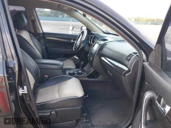 ✅ 2011 Kia Sorento EX • VIN: 5XYKU4A25BG064116 • Lot: 42738787. Listed on IAAI with 183,027 mi. Free auction sales archive from the USA and detailed vehicle history report at DreamBid. Image 5.