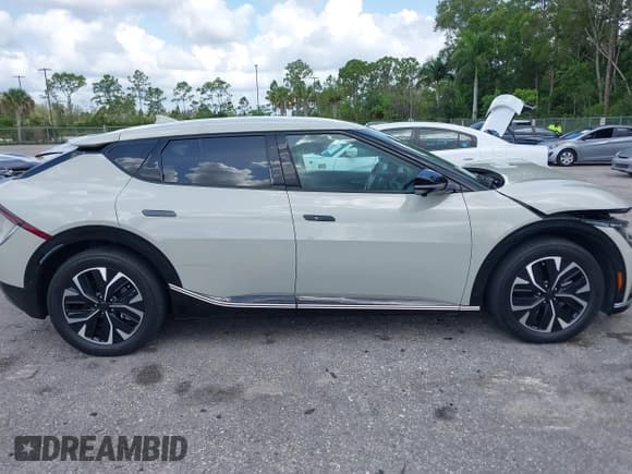 ✅ 2022 Kia EV6 Wind • VIN: KNDC3DLCXN5080046 • Lot: 42362327. Wystawiony na IAAI z przebiegiem 16 082 mil. Bezpłatny archiwum sprzedaży aukcyjnych z USA i szczegółowy raport historii pojazdu na DreamBid. Zdjęcie 13.