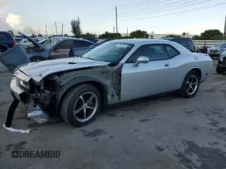 2010 Dodge Challenger SE z VIN 2B3CJ4DV2AH189661, wystawiony jako Copart lot #70887284 z przebiegiem 72 210 mil mil oraz Szkoda całkowita • Salvage title. Historia ofert i sprzedaży dostępna na DreamBid. Obrazek 1.