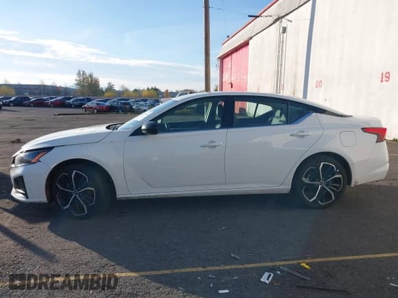 ✅ 2024 Nissan Altima SR • VIN: 1N4BL4CV9RN385370 • Lot: 43679443. Wystawiony na IAAI z przebiegiem 33 314 mil. Bezpłatny archiwum sprzedaży aukcyjnych z USA i szczegółowy raport historii pojazdu na DreamBid. Zdjęcie 13.