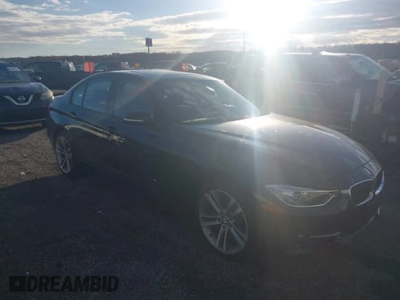 ✅ 2015 BMW 3 Series 328i xDrive • VIN: WBA3B3C54FJ984365 • Lot: 43686578. Wystawiony na IAAI z przebiegiem 134 988 mil. Bezpłatny archiwum sprzedaży aukcyjnych z USA i szczegółowy raport historii pojazdu na DreamBid. Zdjęcie 1.