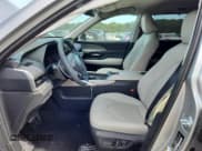 ✅ 2025 Toyota Highlander XLE • VIN: 5TDAAAA53SS027081 • Lot: 85263185. Wystawiony na Copart z przebiegiem 4 709 mil. Bezpłatny archiwum sprzedaży aukcyjnych z USA i szczegółowy raport historii pojazdu na DreamBid. Zdjęcie 7.