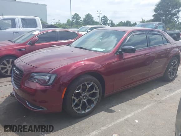 ✅ 2018 Chrysler 300 Touring L • VIN: 2C3CCAAGXJH275057 • Лот: 42945101. Опубликован ранее на IAAI с пробегом Не указан. Бесплатный доступ к архиву аукционных продаж из США и подробный отчёт об истории автомобиля на DreamBid. Изображение 2.