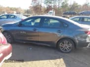 ✅ 2023 Kia Forte GT-Line • VIN: 3KPF54AD9PE686528 • Lot: 40782505. Wystawiony na IAAI z przebiegiem 8 242 mil. Bezpłatny archiwum sprzedaży aukcyjnych z USA i szczegółowy raport historii pojazdu na DreamBid. Zdjęcie 15.